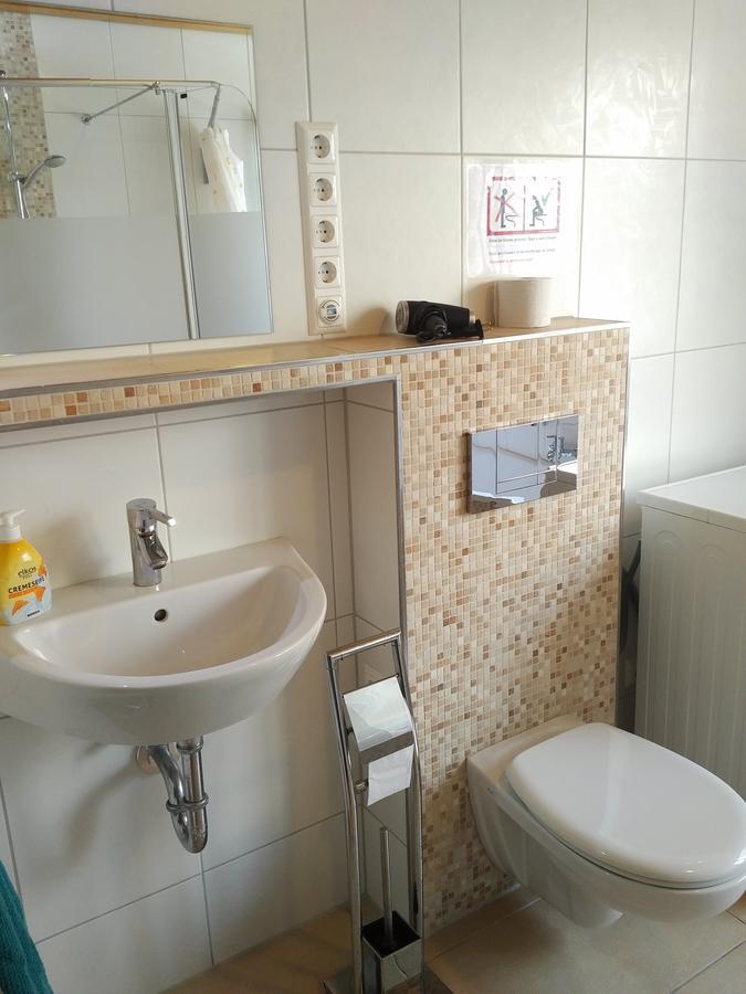 Aaron - Privatunterkunft Magdeburg Exteriör bild